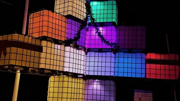 gestapelte IBC mit Licht