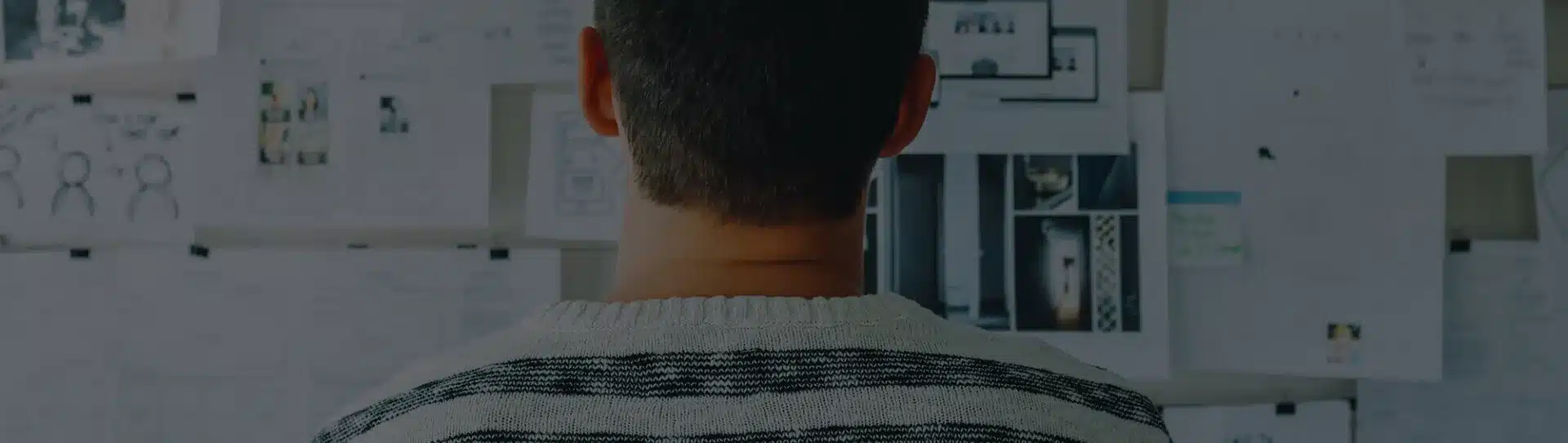 Ein Mann steht vor einer Tafel