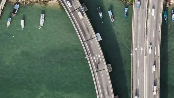 Autobahnkreuz am Meer von oben