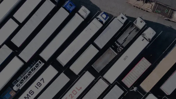 LKW von oben auf einem Parkplatz