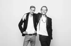 Gründer Felix Wiegand und Steven Qual im Anzug